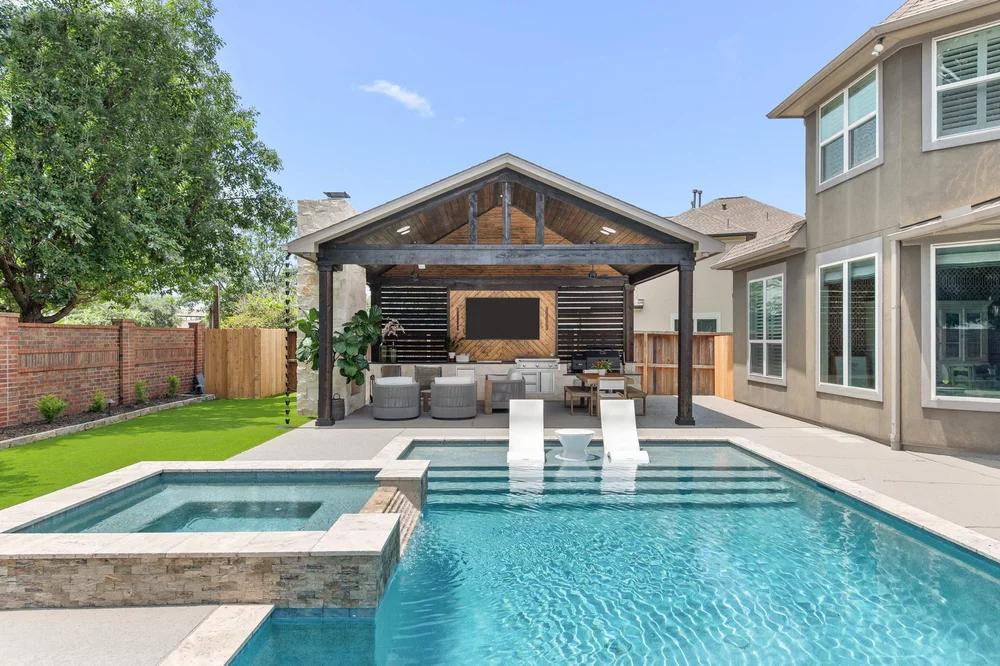 Custom pool design by Rockin T Construction